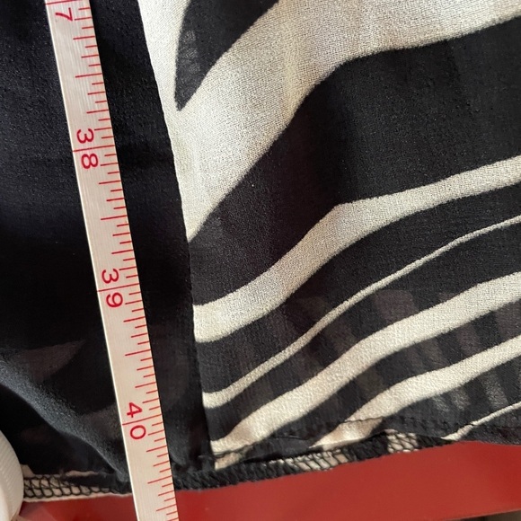 Elegant Black and White Halter-Top Jumpsuit with Ruffled Detail - Picture 11 of 16